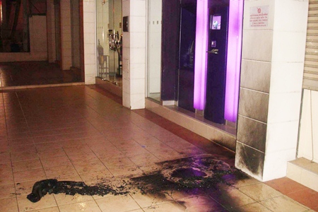 One man has been taken into custody for setting fire to tires in front of Siam Commercial Bank opposite Soi Town & Town. Another suspect is being sought.